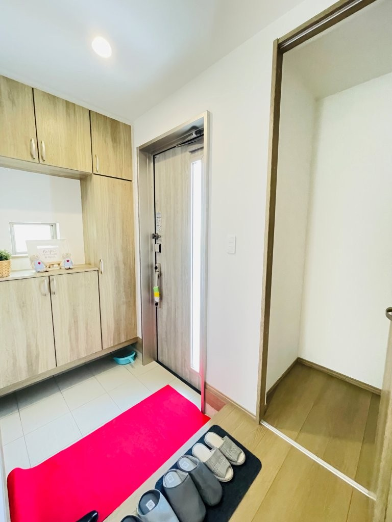 豊田市畝部東町2期　新築分譲住宅　全2棟　B号棟の玄関|大容量のシューズボックス付きで玄関が靴で散らかりません。