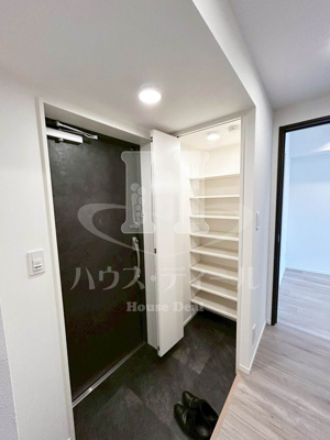 【玄関】 | プレシャス赤羽岩淵 | 収納もある玄関です
