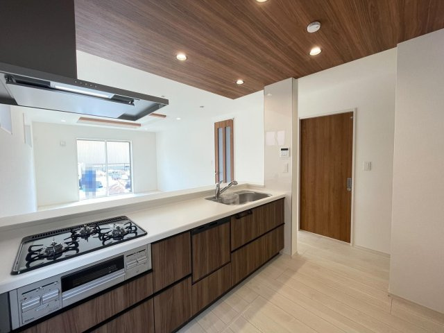 豊田市高岡本町南　新築分譲住宅　全2棟　1号棟のキッチン