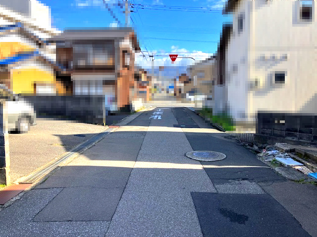 敦賀市三島町一丁目63坪売地の前面道路含む現地写真