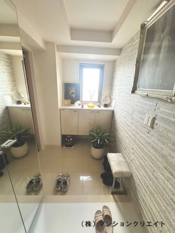 タワーグランデCHAの玄関|玄関ドア正面に窓があるので、通風・採光が取れて明るい玄関です