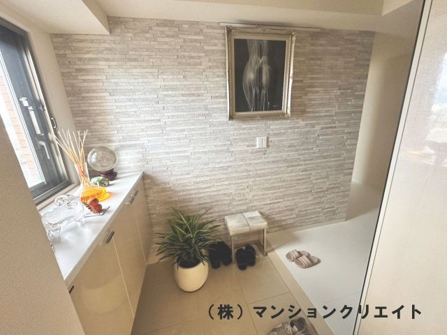 タワーグランデCHAの玄関|玄関の壁にエコカラットを使用しています