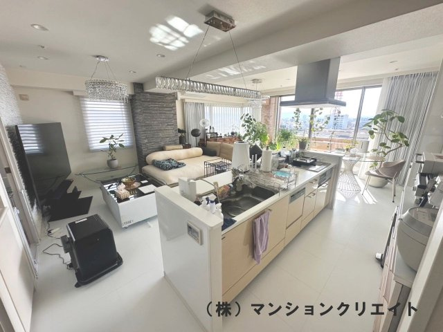 タワーグランデCHAの居間・リビング|LDK24.2帖　キッチンは壁を取り払うリフォーム済みです　リビングの一部にもエコカラットを使用しています