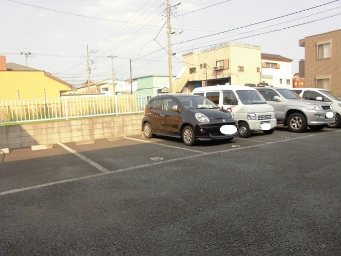 メゾンクレールの駐車場