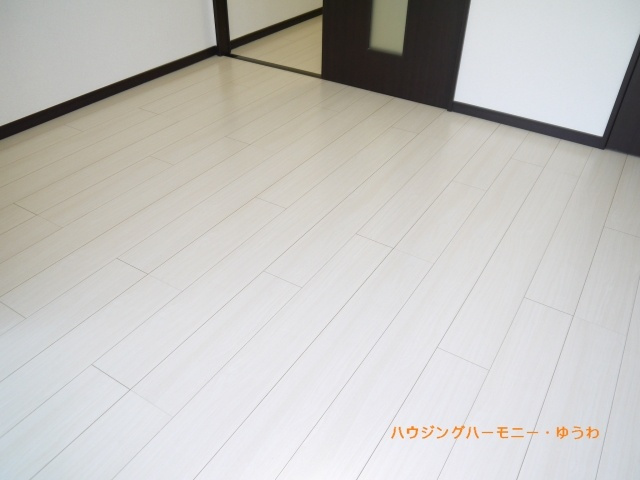 【洋室】 | マンション豊島 | モダンな白のフローリングで、家具も映えます