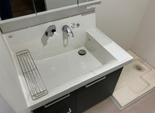 【独立洗面台】 | マンション豊島 | 清潔感のある洗面台です。何かと物が増える場所だからこそ、スッキリと見映えの良い空間に