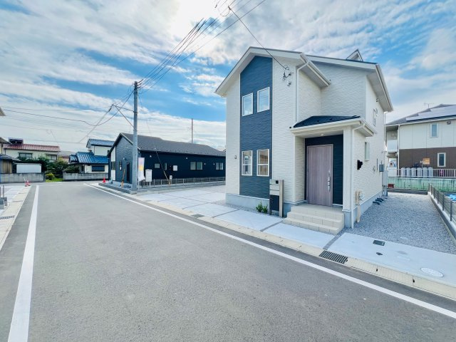 前橋市上新田町の前面道路含む現地写真|間口も広く駐車も楽々♪