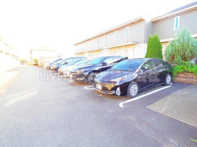 クレールA棟の駐車場