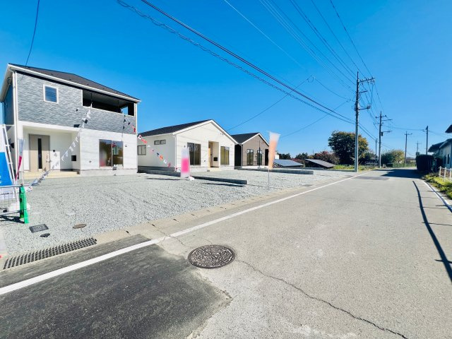 前橋市粕川町女渕の前面道路含む現地写真|車の通りも少なく駐車も安心◎