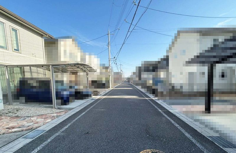 守山市水保町　中古戸建の前面道路含む現地写真