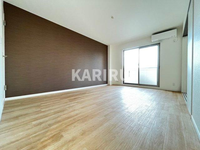 レジデンスコート京橋の居間・リビング|同物件別部屋の写真です