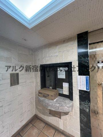 ガラステーション四谷三丁目のエントランス