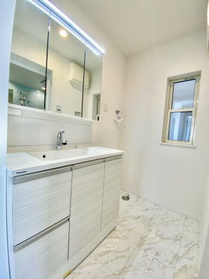 【完成予想図】 | 富士見ヶ丘３区画 | Panasonicの3面鏡化粧台でミラー裏はたっぷり収納できます
LED照明を採用、シャワー水栓付き