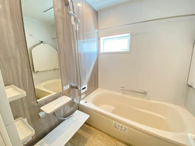 【完成予想図】 | 富士見ヶ丘３区画 | TOTOのシステムオートバス、らくらくほっカラリ床、魔法瓶浴槽の保温機能があり、浴室乾燥機付き

