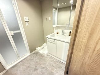 【独立洗面台】 | アステム芦屋A棟 | 新品の洗面化粧台です♪シャワー水栓で使い勝手も良いです！！洗面台横には室内洗濯機置き場もございます！！