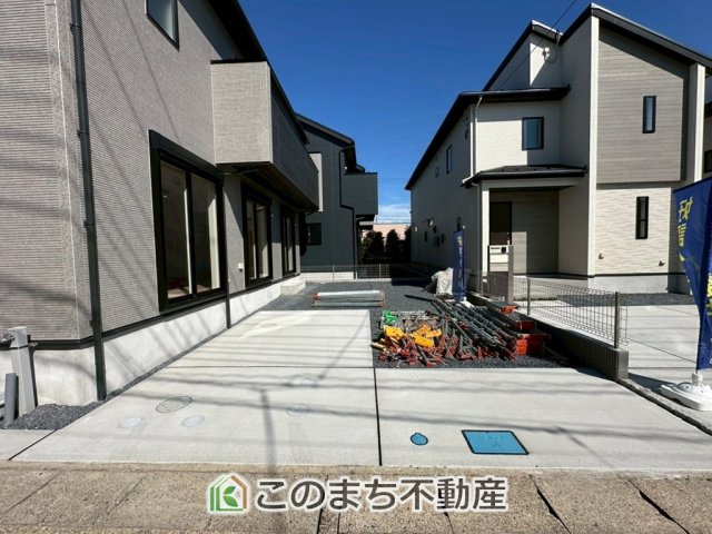 ブルーミングガーデン下野市駅東2丁目の駐車場|お車並列２台分+北側に1台分ご用意しております♪
