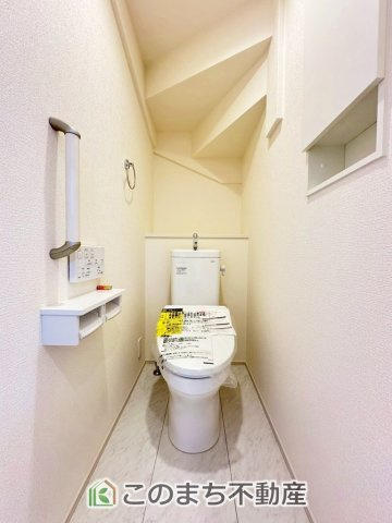 ブルーミングガーデン下野市駅東2丁目のトイレ|小窓から換気ができて清潔なトイレスペース☆温水洗浄便座搭載です！

