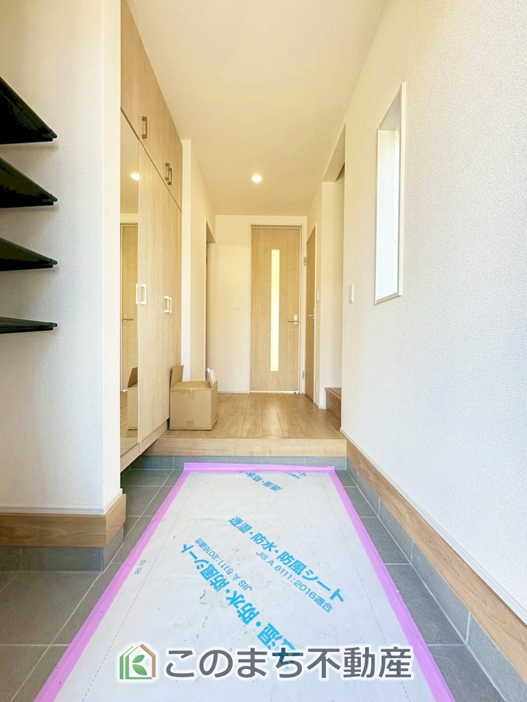 ブルーミングガーデン下野市駅東2丁目の玄関|大きなシューズボックスを完備しております！玄関スペースを有効に活用できますね！
