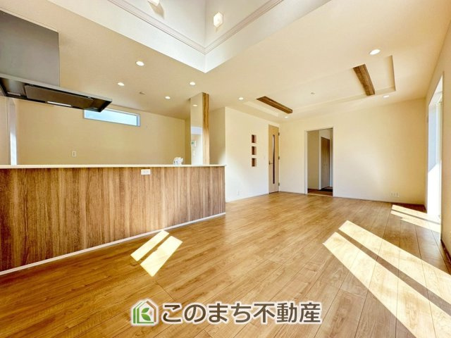 ブルーミングガーデン下野市駅東2丁目の居間・リビング|オープンでのびやかな空間を生み出す、こだわりの広がりとゆとり。家族と過ごす時間を大切にしたい方にぴったりの明るくゆとりある住空間です。
