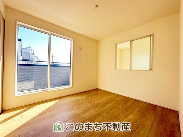 ブルーミングガーデン下野市駅東2丁目の洋室|採光も確保されたお部屋です。大きいベッドを置いても余裕のあるゆとり空間。
