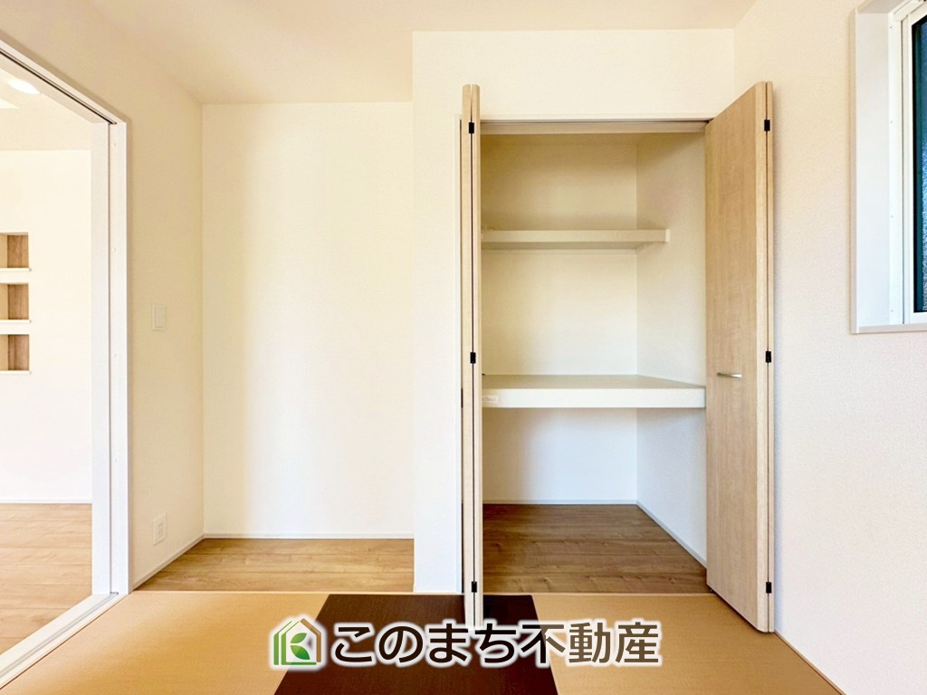 ブルーミングガーデン下野市駅東2丁目の収納|和室の収納スペースは中棚が付いてますので、お布団をしまうのに最適です♪
