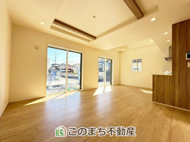 ブルーミングガーデン下野市駅東2丁目の居間・リビング|"ＬＤＫは家族団欒スペースとしては十分な広さです！
大きいダイニングテーブル、カウチ付きソファ、大型ＴＶも気兼ねなく配置可能！！"
