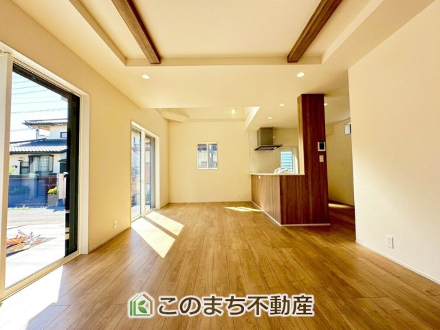 ブルーミングガーデン下野市駅東2丁目の居間・リビング|"ナチュラルな色調で、窓を多く配置し光を取り込む明るいリビングは家族だんらんの空間です♪
お休みの日は一日中家でリラックス出来る安らぎの空間になります♪"

