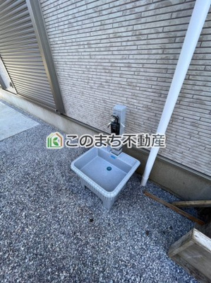【設備】 | ブルーミングガーデン下野市駅東2丁目　1号棟 | 外水栓はアウトドアやガーデニング、車のお手入れにも活躍します。