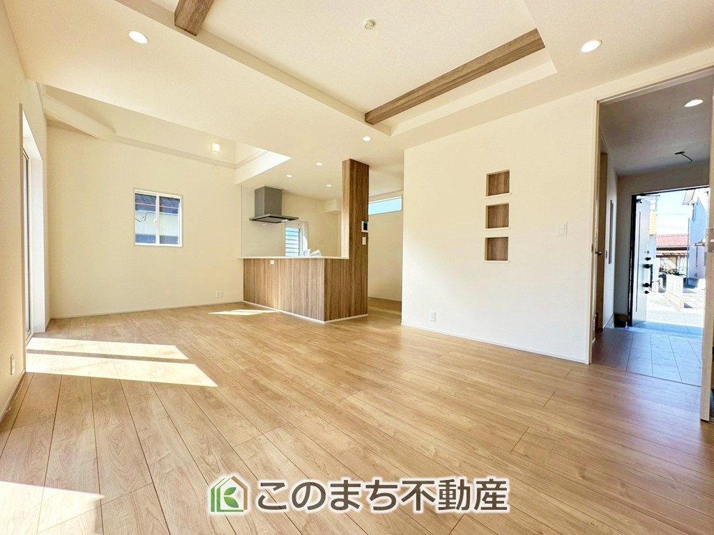 ブルーミングガーデン下野市駅東2丁目の居間・リビング|時間のゆとりと空間、暖かな陽光がもたらす光と風を独占してください。新しい暮らしが始まります。
