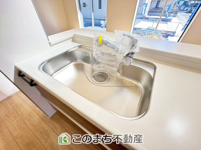 ブルーミングガーデン下野市駅東2丁目の設備|ビルトイン型浄水器を内蔵したキッチン水栓。お米を研いだり、野菜を洗ったりするときなど用途に応じてワンタッチで浄水に切り替えが可能です。カートリッジ式なので、フィルターを簡単に交換する事が出来ます。
