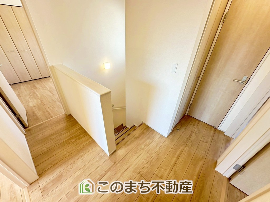 ブルーミングガーデン下野市駅東2丁目の内装|手すり付きで小さなお子様にも安心の階段スペースです☆
