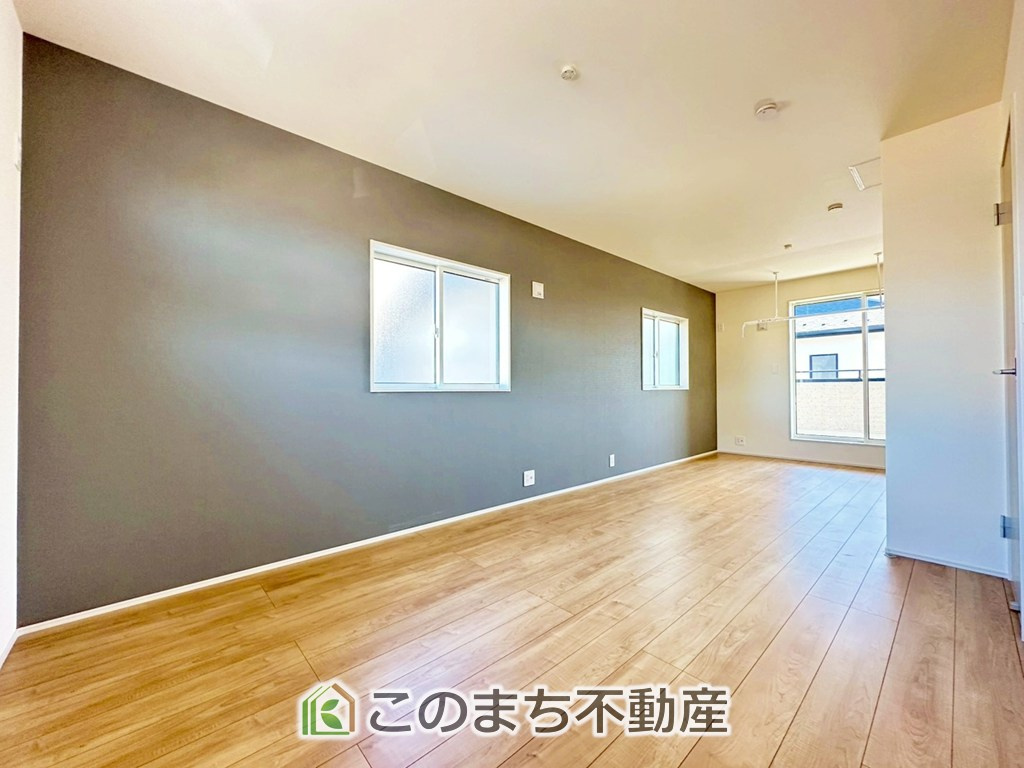 ブルーミングガーデン下野市駅東2丁目の洋室|陽光がふんだんに降り注ぐお部屋です。陽だまりの空間で、プライベートなお家時間も快適にお過ごしいただけます♪
