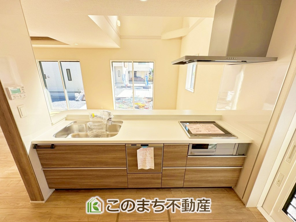 ブルーミングガーデン下野市駅東2丁目のキッチン|人気のカウンターキッチンになっているので家族とコミュニケーションを取りながらでも家事をこなせます！
