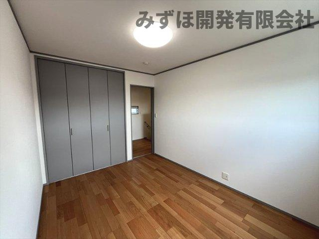 山形市伊達城3丁目21番地6の洋室|２階洋室です。マルチハンガーがあります。