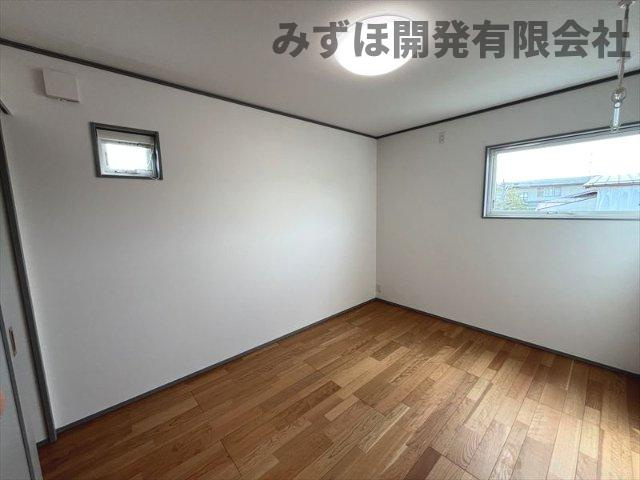山形市伊達城3丁目21番地6の洋室|２階洋室です。大容量のクローゼット完備。