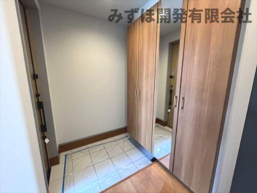 山形市伊達城3丁目21番地6の内装|玄関、リビングにつながる廊下です。使用方法は多様です。