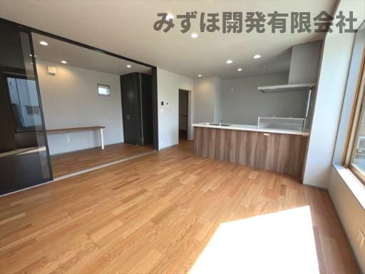 山形市伊達城3丁目21番地6の居間・リビング|リビングと廊下を緩やかに仕切る、引き戸です。急な来客にも対応できます。