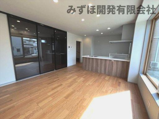 山形市伊達城3丁目21番地6のキッチン|開放的なキッチンです。収納もたっぷりです。