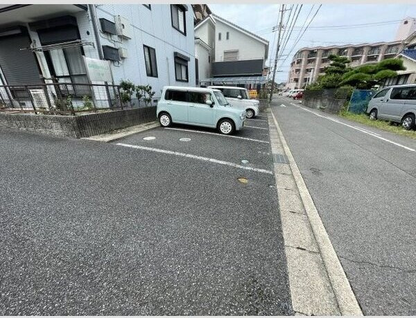 グリーンヒルズC棟の駐車場|駐車スペースもあります