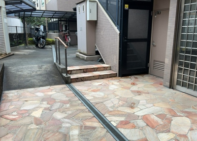 【中庭】 | レサージュ古渕壱番館 | 中庭（パティオ）とは、一つの建築物の内部に設けられた、壁などで囲われている庭のことを指します。コの字型、ロの字型が主流ですが、L字型の中庭もあります。最近では、インテリア性の高さからも人気があります。