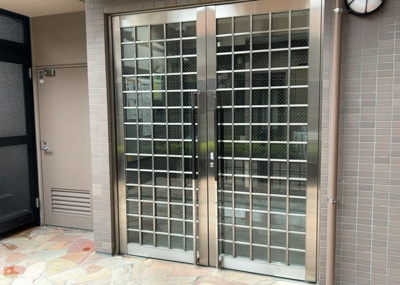 【エントランス】 | レサージュ古渕壱番館 | マンションのエントランスには、もともと風よけや防犯の役割がありますが、マンションによって宅配ボックスなどの設備が備わっている所もあります。日々の生活をイメージしながら生活しやすさをチェックしましょう。