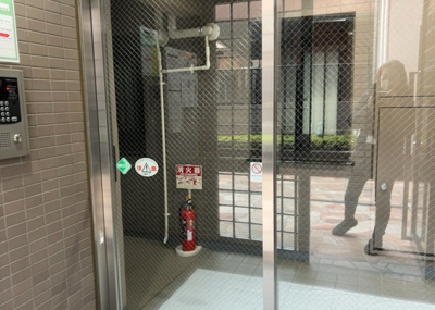 【ロビー】 | レサージュ古渕壱番館 | ラウンジは、マンションの共用スペースに椅子やテーブルなどを配置した利用者が寛げる空間です。屋内型ラウンジと屋外型ラウンジがあります。共用部分の管理状況と合わせて、詳細については現地でご確認ください。