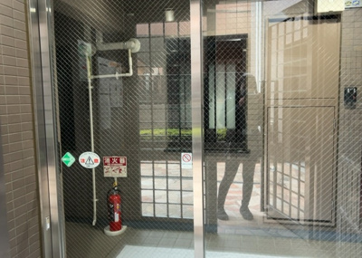 【受付】 | レサージュ古渕壱番館 | 受付はマンションコンシェルジュがいる場合もあれば、管理人が滞在する小部屋を総称して呼ぶことがあります。主にエントランスに設置されていることから、防犯面でも期待ができます。防犯設備がない場合はより安心！