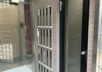 【設備】 | レサージュ古渕壱番館 | エントランス付近に設置されている集合ポストは、住んでいる部屋と離れているため、ポストをあさるなど誰かに何かされていても被害に気づきにくいです。入居する時には他人に特定されにくい番号で鍵をかけましょう！