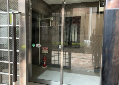 【ロビー】 | レサージュ古渕壱番館 | ロビーというと、エントランスと何がちがうの？と思いますよね。実はロビーとエントランスには明確な決まりはありません。物件によっては、エントランスを入って広がるある程度の広さのある空間がロビーとなります。