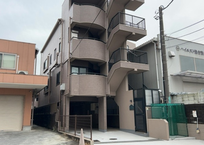 【外観】 | レサージュ古渕壱番館 | 隣家の土地はどうなっているのか、生活利便施設が近くにあるのか、学校まで近いかなど、お客様のライフスタイルにあわせたイメージが重要です。また、近くにあると困る施設が近くにないかも確認するといいでしょう。