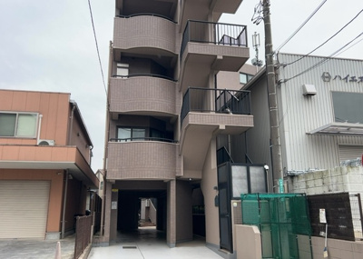 【現況写真】 | レサージュ古渕壱番館 | 道幅が広い場所は日当たりや風通が良好です。幅が広いのですれ違いも可能ですし大きな車でも駐車可能！一方で、大型車が通ることも多くなるため交通量の増加により騒音に繋がります。また土地の値段が高くなります。