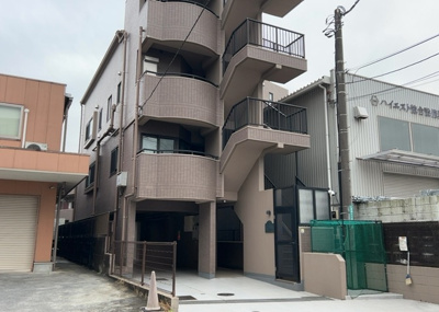 【外観】 | レサージュ古渕壱番館 | 外観はマンション管理がされているかの目安になります。築年数が古いと、壁面は劣化してひび割れが生じることも！建物が古びていても細かいところが修繕されていると、きちんと管理されているなぁと感じるでしょう。