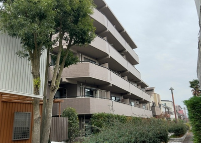 【バルコニー】 | レサージュ古渕壱番館 | 一般的なバルコニーは、奥行1.5ｍ程ですが、ワイルドバルコニーは2ｍまで広がっています。そのため洗濯物の間隔をあけ干すことができ、乾きやすいというメリットや、ガーデニングが楽しめる等の特徴があります。