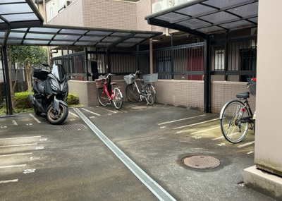 【駐車場】 | レサージュ古渕壱番館 | 車一台あたりに必要なスペースは、標準サイズの普通自動車で横幅2m50cm、長さ5mは必要になります。ただし、乗降のことも考慮して横幅3m30cm、長さ5m50cmほどは確保できるところを選びましょう。